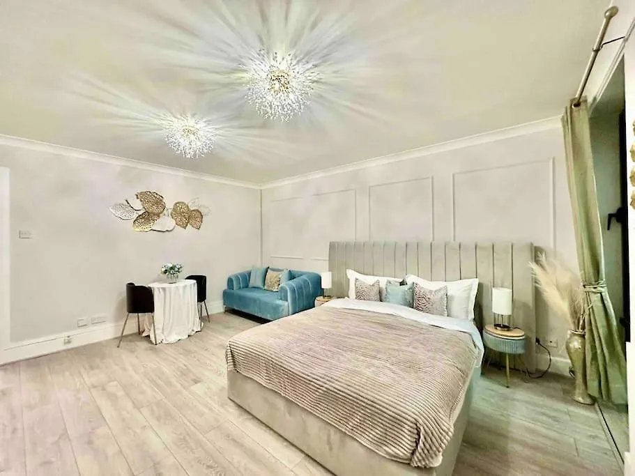 The Ivy Suite - Spacious London 3-Bed