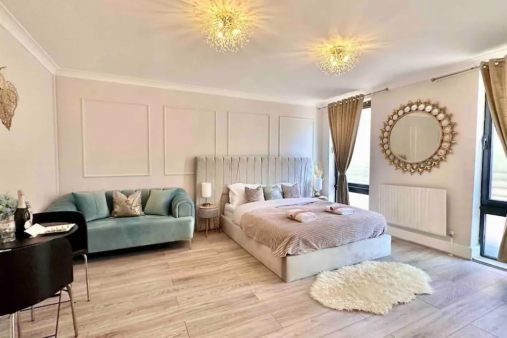 The Ivy Suite - Spacious London 3-Bed