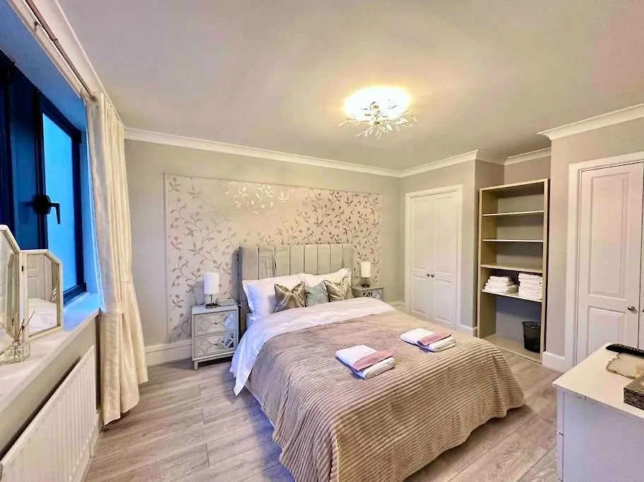 The Ivy Suite - Spacious London 3-Bed 0*,