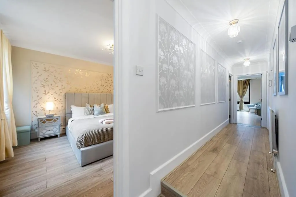 The Ivy Suite - Spacious London 3-Bed Apartment